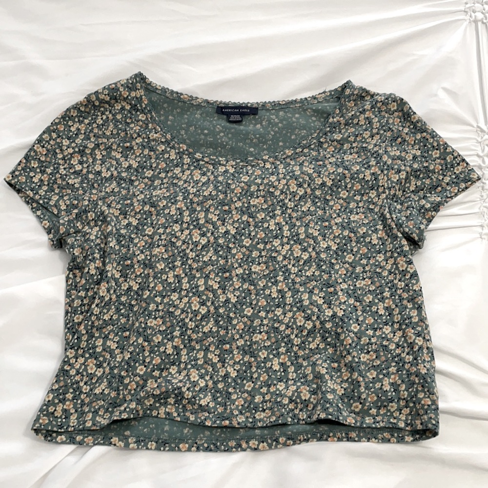 American Eagle green floral baby tee
